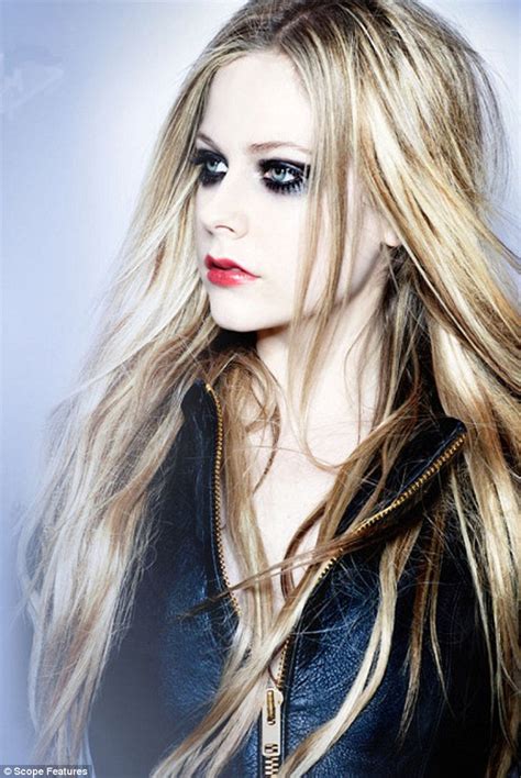 avril lavigne nude|Avril Lavigne poses nude for new single ‘Here’s to Never ...